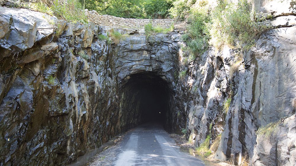 tunnel underrock formation