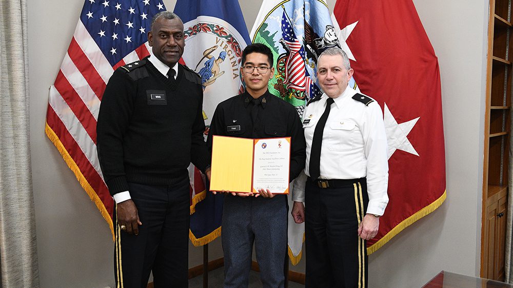 Cadet Binh Q. Tran ’23, one of three Peay Scholars in Academic Year 2021-22, stands with Maj. Gen. Cedric Wins ’85 (left), superintendent, and Brig. Gen. Robert Moreschi, Ph.D., dean of the faculty.