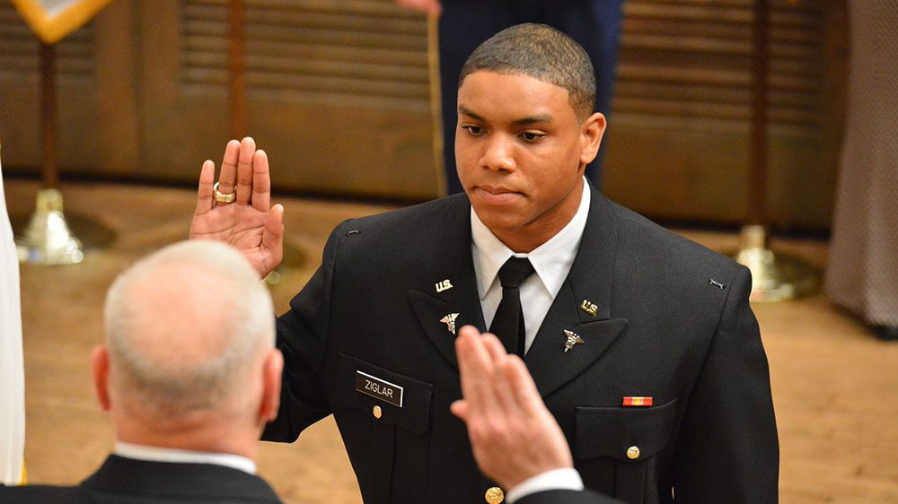 Derrick Ziglar '15 commissioning in the U.S. Army Reserve